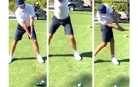 La question règle  : Sa balle tombe du tee, il joue. Doit il se compter un coup ?